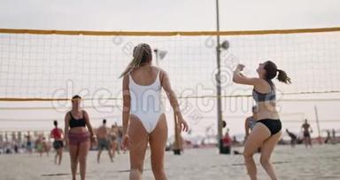 日落时分，<strong>女子</strong>打<strong>沙滩排球</strong>的动作缓慢